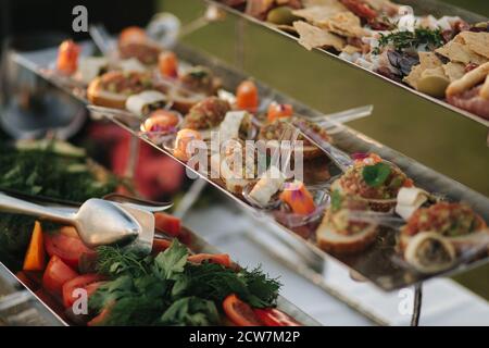 Diversi spuntini luzury e antipasto a festa. Tavolo da concerto con snack all'aperto Foto Stock