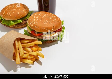 Set di fast food nel menu del ristorante e pranzo moderno. Hamburger e cheeseburger, patatine fritte in confezione di carta e cola in vetro Foto Stock