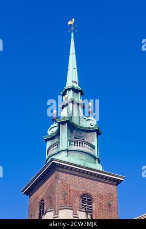 Città di Londra. La verdeggiante guglia rivestita di rame di tutti gli Hallows presso la Torre, la chiesa più antica della città. Foto Stock