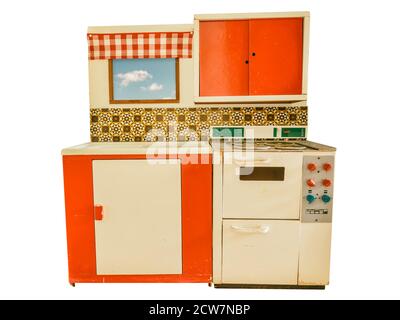 Piccola cucina giocattolo d'epoca degli anni Settanta isolata su sfondo bianco Foto Stock