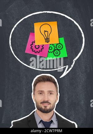 Uomo con note adesive con disegni di lampadine e ingranaggi su lavagna Foto Stock