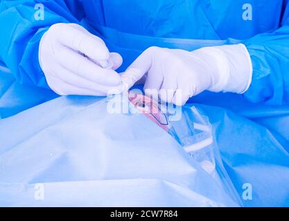 Medico che esegue la chirurgia oculare Foto Stock