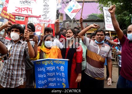 Fase sinistra Alleanza Democratica una manifestazione davanti al Ministero della iuta che chiede di riaprire tutti i mulini governativi di iuta a Dhaka, Bangladesh, su Septem Foto Stock