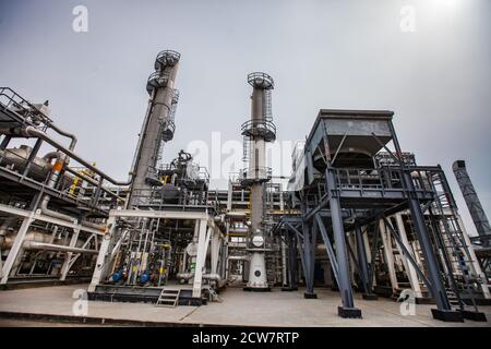 Raffineria di petrolio e impianto di lavorazione del gas. Oleodotti e torri di distillazione (colonne di raffinazione). Tubi e tubazioni. Deposito di olio di Zhaik-Munai, Kazakistan. Foto Stock