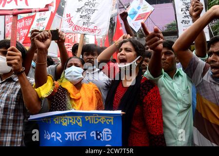 Fase sinistra Alleanza Democratica una manifestazione davanti al Ministero della iuta che chiede di riaprire tutti i mulini governativi di iuta a Dhaka, Bangladesh, su Septem Foto Stock