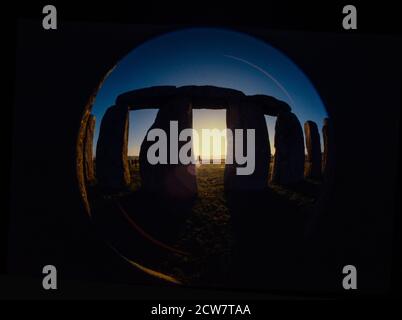 Stonehenge, Wiltshire, Inghilterra Regno Unito all'alba fotografata su una lente fisheye nel 1979 Wikipedia: Stonehenge è un monumento preistorico nel Wiltshire, in Engl Foto Stock