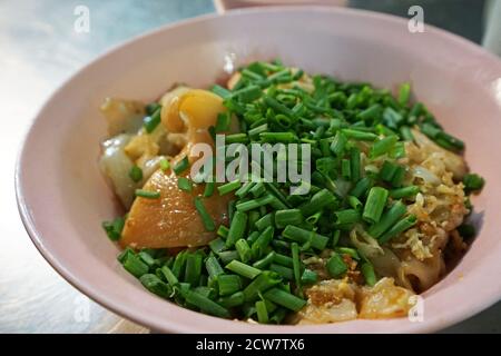 Primo piano Stir fritto pasta di farina di riso fresco con pollo e l'uovo Foto Stock