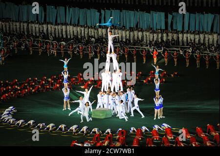 08.08.2012, Pyongyang, Corea del Nord - coreografia di massa e spettacolo artistico con ballerini e acrobati allo Stadio del giorno di Maggio durante il Festival di Airang. Foto Stock