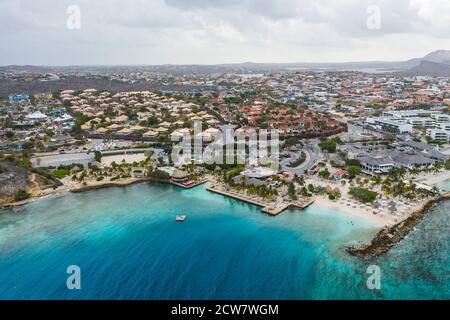 Vista aerea della costa di Curaçao nel Mar dei Caraibi con acque turchesi, scogliera, spiaggia e splendida barriera corallina Foto Stock