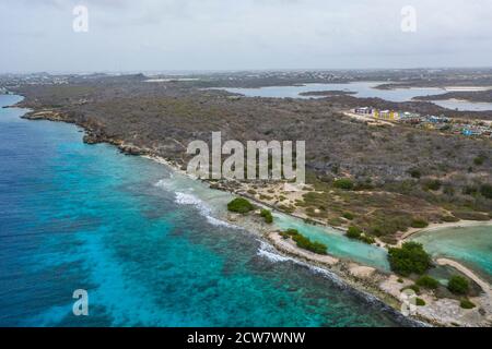 Vista aerea della costa di Curaçao nel Mar dei Caraibi con acque turchesi, scogliera, spiaggia e splendida barriera corallina Foto Stock