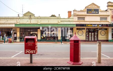 Australia Post moderno e tradizionale caselle di posta rosse su Avon Terrace York Australia Occidentale. Foto Stock