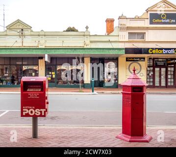 Australia Post moderno e tradizionale caselle di posta rosse su Avon Terrace York Australia Occidentale. Foto Stock