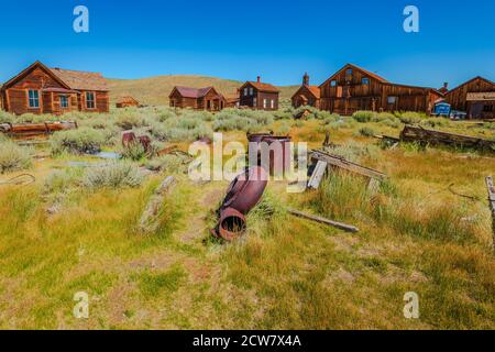 Rovelli di auto arrugginiti di alcune vecchie auto degli anni '30, nel parco storico statale di Bodie, la città fantasma californiana del 1800. Stati Uniti d'America vicino a Yosemite Foto Stock