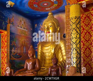 Interni dai colori brillanti della sala di ordinazione (Ubosot) presso il tempio buddista di Wat Phong Sunan, Phrae, nel nord della Thailandia Foto Stock