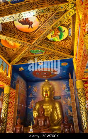 Interni dai colori brillanti della sala di ordinazione (Ubosot) presso il tempio buddista di Wat Phong Sunan, Phrae, nel nord della Thailandia Foto Stock