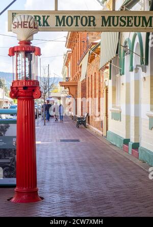 distributore di benzina vintage Shell fuori dal motore del museo dell'automobile di York Museo del veicolo su Avon Terrace a York, Australia Occidentale Foto Stock