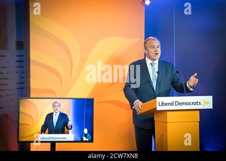 Il leader liberaldemocratico Sir ed Davey ha pronunciato il suo discorso di primo ministro durante la conferenza online del partito dalla loro sede a Westminster, Londra. Foto Stock