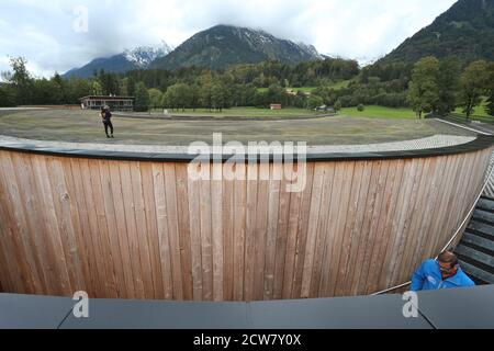 Oberstdorf, Germania. 28 Settembre 2020. Una parte della pista da sci di fondo conduce al nuovo edificio funzionale dello stadio di fondo della Coppa del mondo Ried. Lo stadio, ricostruito e rinnovato per i Campionati Mondiali di Sci nordico 2021, è stato presentato in occasione di un evento stampa. Credit: Karl-Josef Hildenbrand/dpa/Alamy Live News Foto Stock