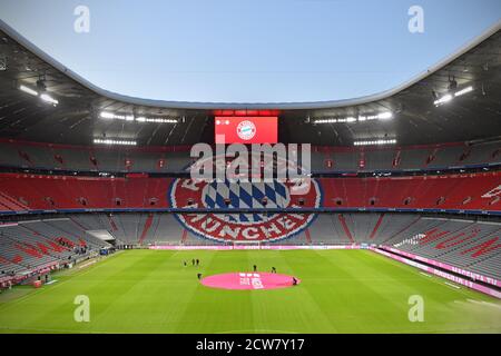 La Super Cup DFL tra FC Bayern Monaco e Borussia Dortmund si svolge senza spettatore. Panoramica, stadio vuoto, interni, panoramica dello stadio senza spettatori, emblema del club, emblema del club, Allianz Arena. Archivio foto: Soccer 1st Bundesliga Season 2020/2021, 1 matchday, matchday01, FC Bayern Monaco (M) - FCSchalke 04 (GE) 8-0, il 18 settembre 2020 a Monaco ALLIANZARENA, LE NORMATIVE DFL VIETANO L'USO DELLE FOTOGRAFIE SOLO COME SEQUENZE DI IMMAGINI E/O QUASI-VIDEO.EDITORIALE. | utilizzo in tutto il mondo Foto Stock