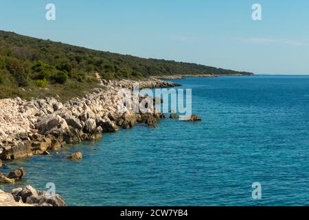 Riva del mare Adriatico in Croazia, vista della riva isola di Pag. Foto Stock