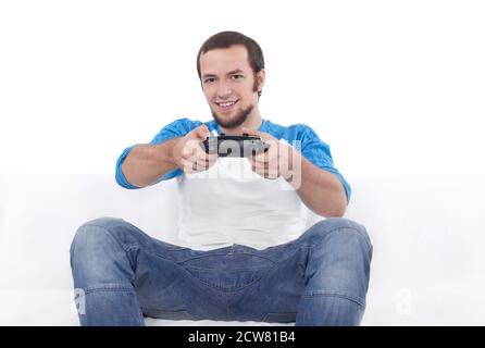Uomo che gioca a videogiochi sul divano Foto Stock