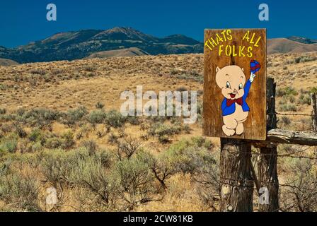 Porky Pig da Looney Tunes cartoni animati, segno in shrubland al ranch in Owyhee Mountains, alta regione del deserto, Idaho, Stati Uniti Foto Stock