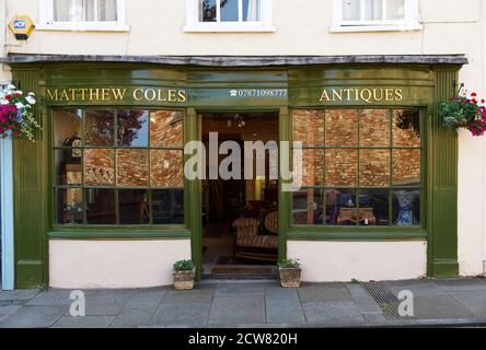 Negozio colorato del commerciante di antiquariato su Sadler Street a Wells, Somerset Foto Stock