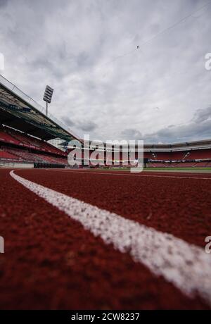 Norimberga, Germania. 28 Settembre 2020. Lo slackliner Jens Decke del gruppo slackline 'Konnektonauten' va oltre 230 metri di altezza, che si estende tra i montanti al proiettore del Max Morlock Stadium. L'altezza è di quasi 60 metri. Credit: Nicolas Armer/dpa/Alamy Live News Foto Stock