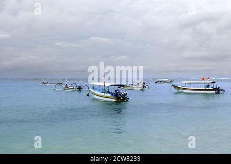 Barche da pesca al largo della costa. Cielo grigio con nuvole pesanti. La tempesta sta arrivando. Foto Stock