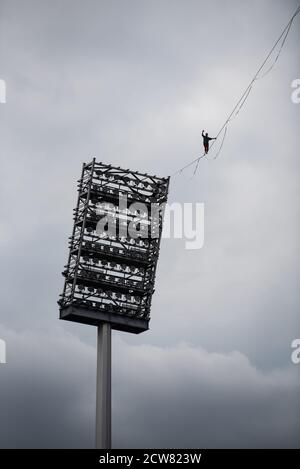 Norimberga, Germania. 28 Settembre 2020. Lo slackliner Jens Decke del gruppo slackline 'Konnektonauten' va oltre 230 metri di altezza, che si estende tra i montanti al proiettore del Max Morlock Stadium. L'altezza è di quasi 60 metri. Credit: Nicolas Armer/dpa/Alamy Live News Foto Stock