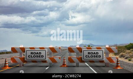 Cartello stradale chiuso, barriere stradali e coni stradali su autostrada vuota, cielo nuvoloso e sfondo della campagna degli Stati Uniti. Sicurezza di costruzione, lavori su strada Foto Stock