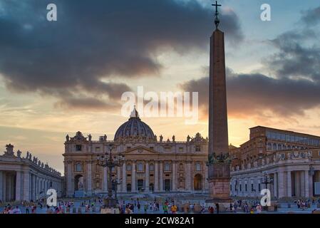 Piazza San Pietro (Piazza San Pietro) a Città del Vaticano, Italia al tramonto con la Basilica di San Pietro e l'Obelisco Foto Stock