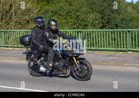 Yamaha Fazer; motociclista; trasporto a due ruote, motociclette, veicoli, strade, motociclette, motociclisti che guidano a Chorley, Regno Unito Foto Stock