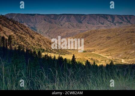 Summit Ridge sopra Hells Canyon visto da Pittsburg Saddle sulla strada per Pittsburg Landing sul fiume Snake, Idaho, Stati Uniti Foto Stock