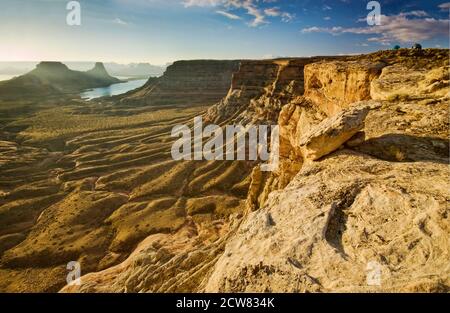 Gunsight Butte in lontananza al lago Powell, alba, vista da Romana Mesa, campeggio in cima, zona di Glen Canyon, Utah, Stati Uniti Foto Stock