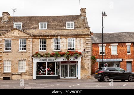 Guardando verso la stalla principale di Higham Ferrers, Northamptonshire. Inghilterra, Regno Unito. Foto Stock