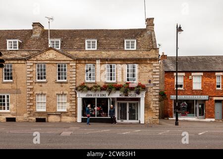 Guardando verso la stalla principale di Higham Ferrers, Northamptonshire. Inghilterra, Regno Unito. Foto Stock