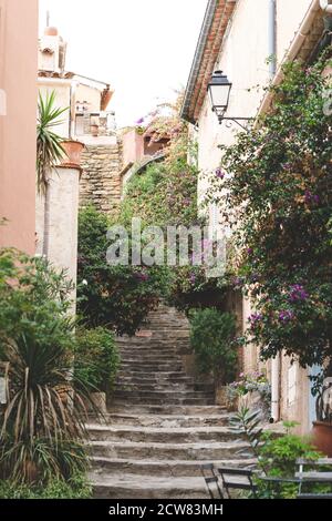 Immagine verticale di una bella strada stretta con scale Foto Stock
