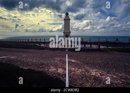 Meridian Line Monument at Peacehaven Sussex 2000 Peacehaven è una città e parrocchia civile del distretto di Lewes, nel Sussex orientale, in Inghilterra. Si trova ab Foto Stock