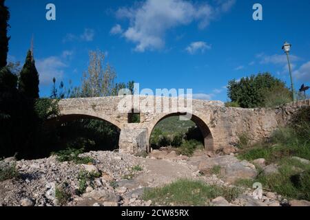 Il ponte più antico ancora utilizzato per attraversare il torrente Sant Jordi, oggi noto come Pont Romà o ponte romano. È stato dichiarato storico-artistico Foto Stock