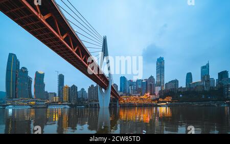 La vista notturna del ponte Qiansimen e dello skyline di Chongqing, Cina. Foto Stock