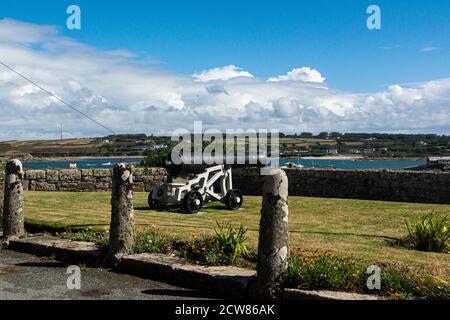 Un cannone nella batteria del Giardino sulla Garrison, che si affaccia sulla piscina di St Mary, le isole di Scilly Foto Stock