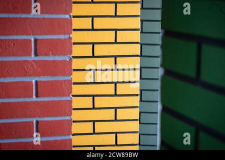 Mattone recinto colonna pilastro isolato su sfondo bianco Foto Stock