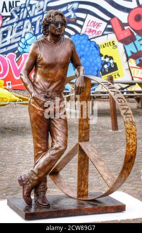 Opere d'arte dei Beatles e John Lennon Peace statue Credit Ian fairfrate/Alamy foto di scorta Foto Stock