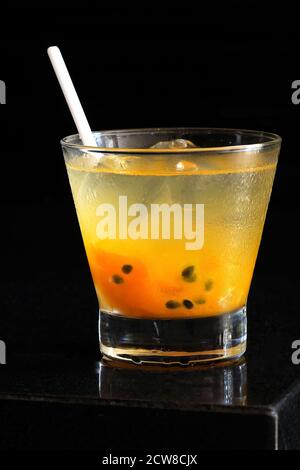 frutto della passione caipirinha con cachaça, zucchero e ghiaccio Foto Stock