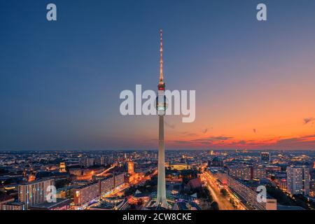 Tramonto alla torre della televisione di Berlino. La Berliner Fernsehturm o Fernsehturm Berlin (in inglese: Torre della televisione di Berlino) è una torre televisiva situata nel centro di Berl Foto Stock