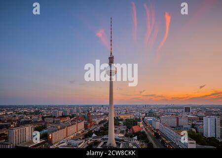Tramonto alla torre della televisione di Berlino. La Berliner Fernsehturm o Fernsehturm Berlin (in inglese: Torre della televisione di Berlino) è una torre televisiva situata nel centro di Berl Foto Stock