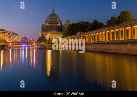 Alba lungo il fiume Sprea con la Cattedrale di Berlino. Una chiesa protestante e tomba dinastica sull'Isola dei Musei a Berlino, Germania Foto Stock