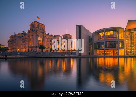 Tramonto lungo il fiume Sprea con vista verso il Reichstag Building e l'architettura moderna del Paul Loebe Building sulla destra, a Berl Foto Stock