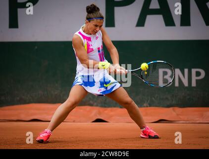 Sara Errani in azione durante il primo round al Roland Garros 2020, torneo di tennis Grand Slam, il 28 settembre 2020 allo stadio Roland Garros di Parigi, Francia - Photo Rob Prange / Spain DPPI / DPPI Credit: LM/DPPI/Rob Prange/Alamy Live News Foto Stock